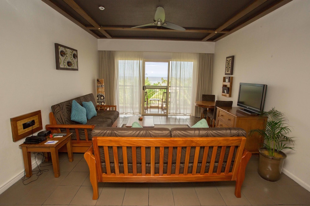 Outrigger Fiji Beach Resort 25/31