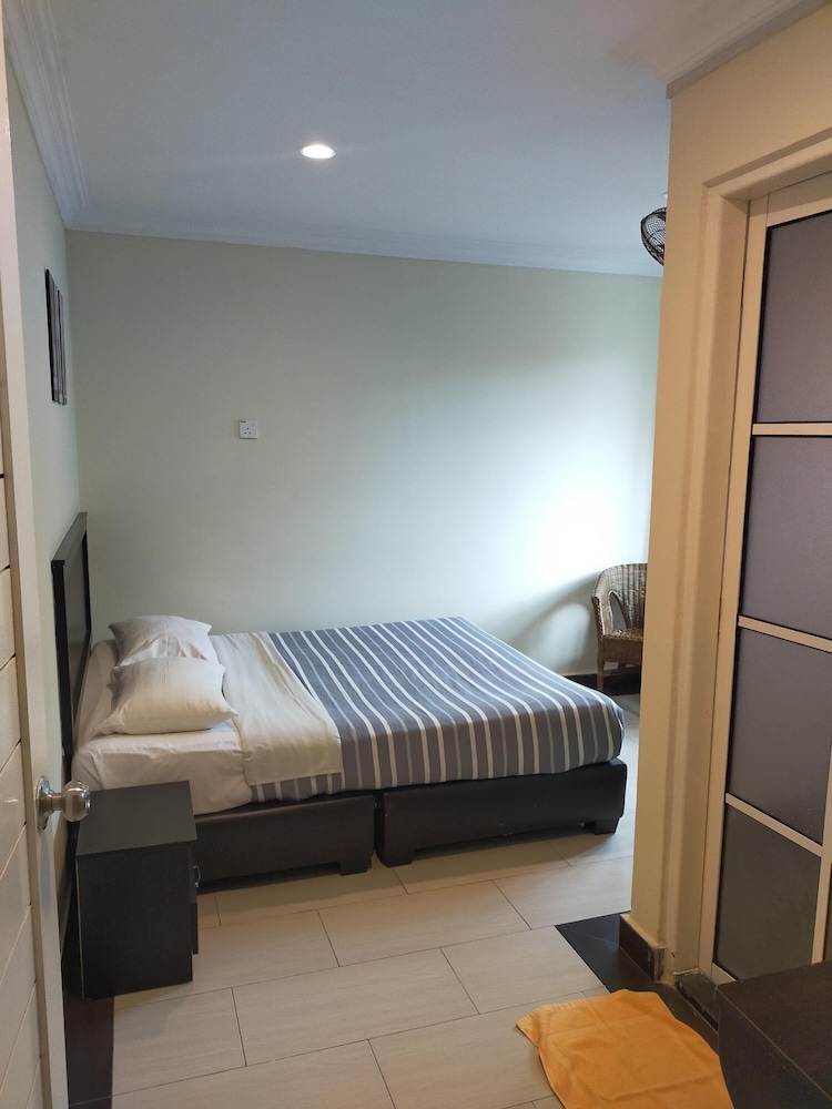 Hong Kong Hotel 32/70
