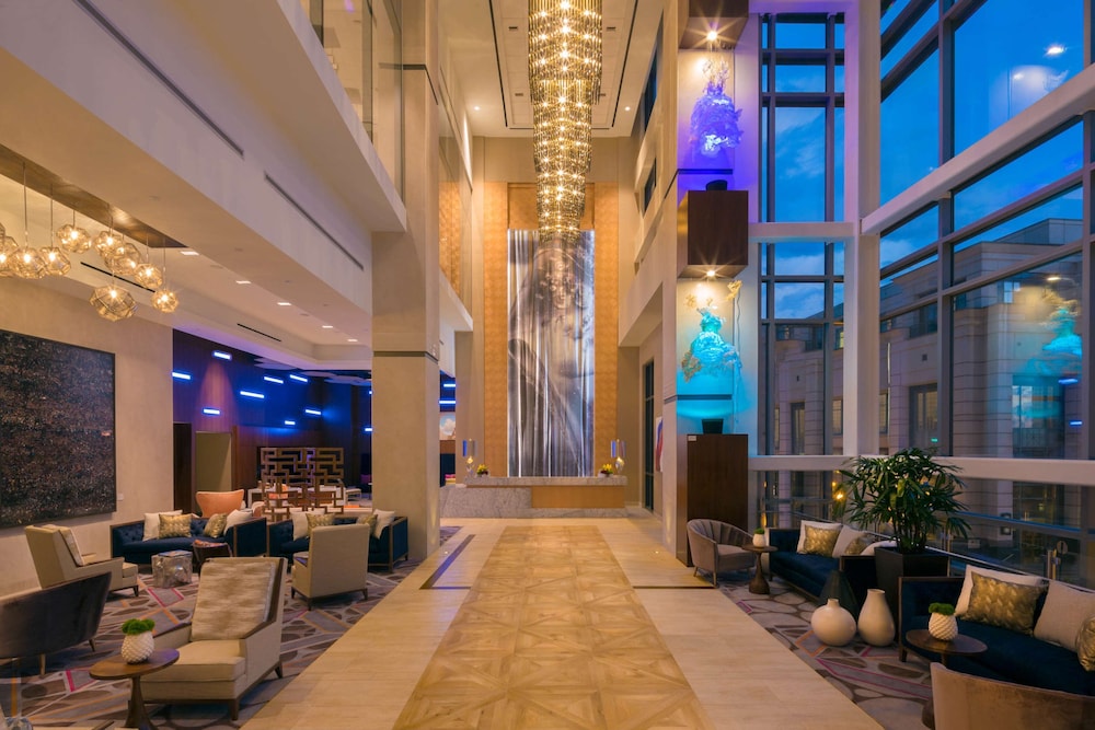Hilton Norfolk The Main 9/80