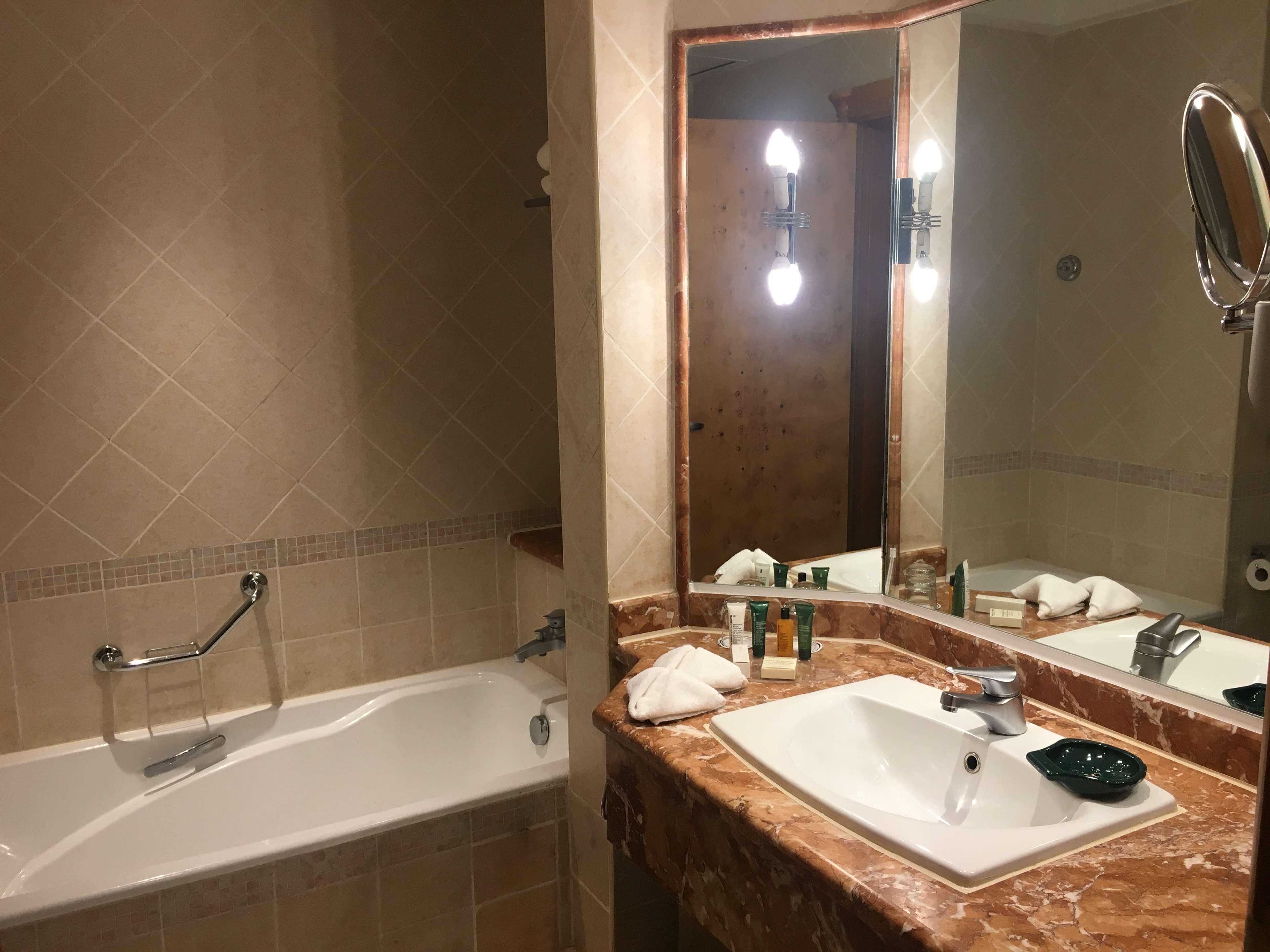غرفة قياسية بسريرين منفصلين، Hilton Pyramids Golf Resort 4/5