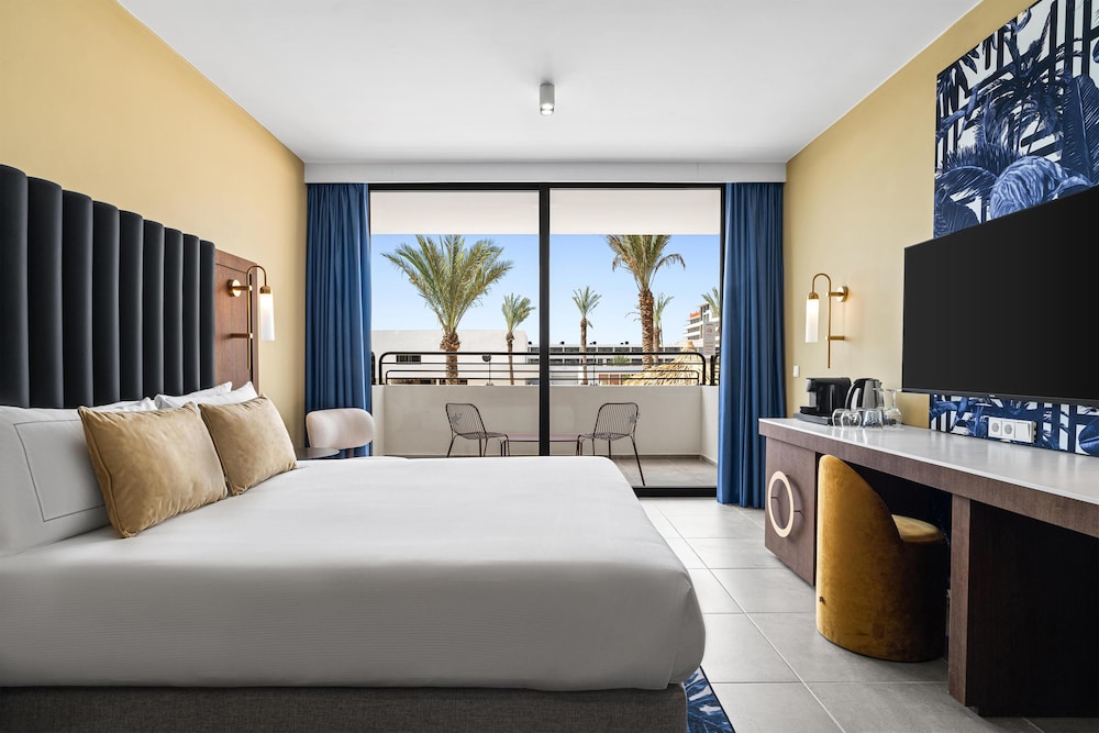 DELUXE, KING BED, PARTIAL OCEAN VIEW