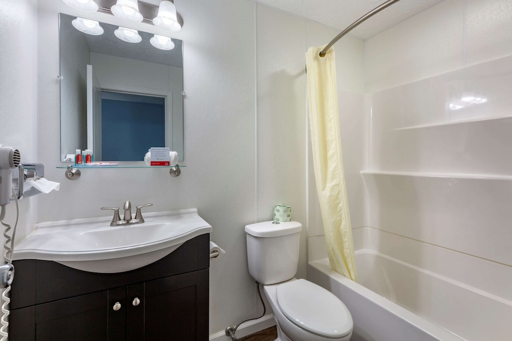 Econo Lodge Inn & Suites South 12/27