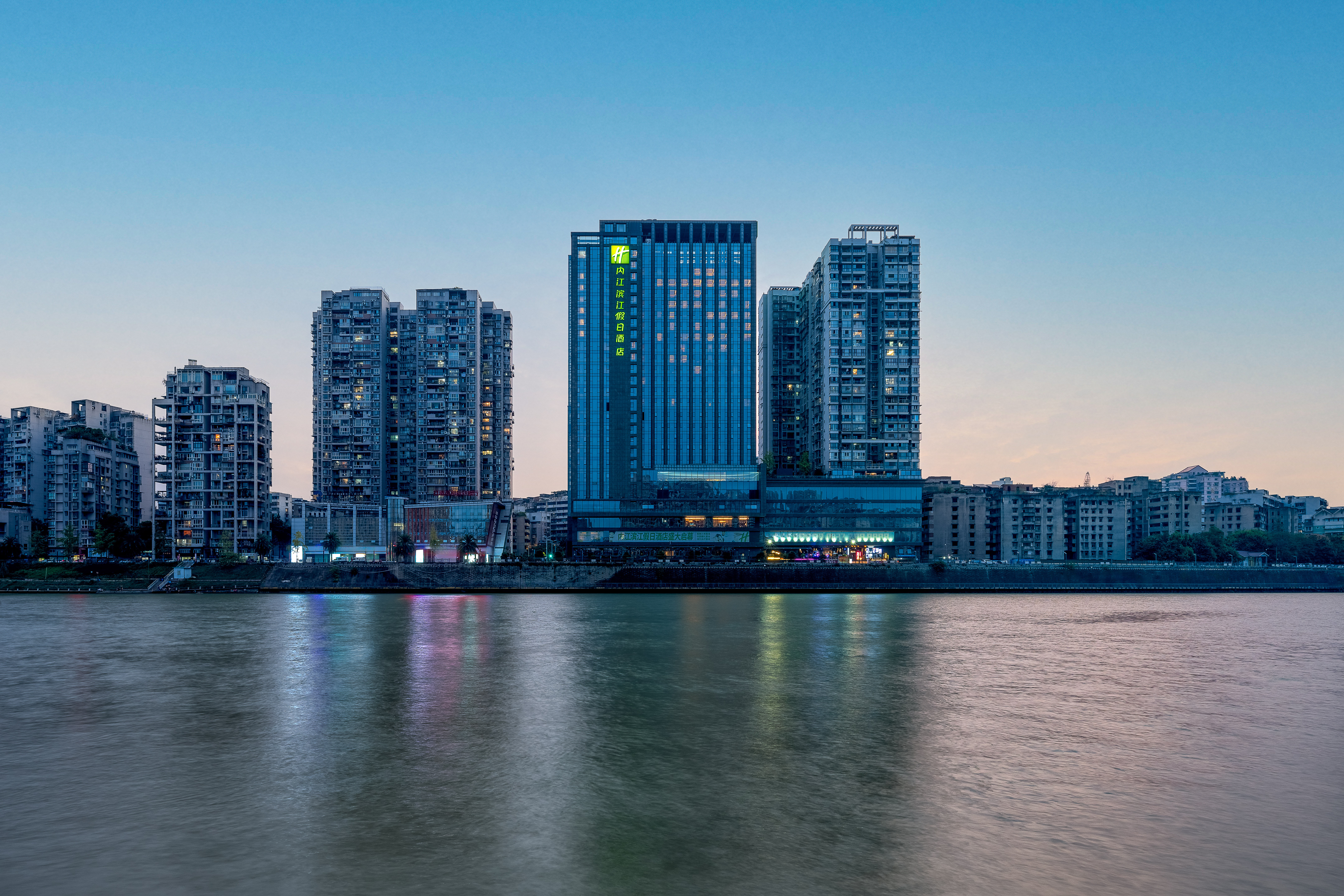 Holiday Inn Neijiang Riverside 75/81