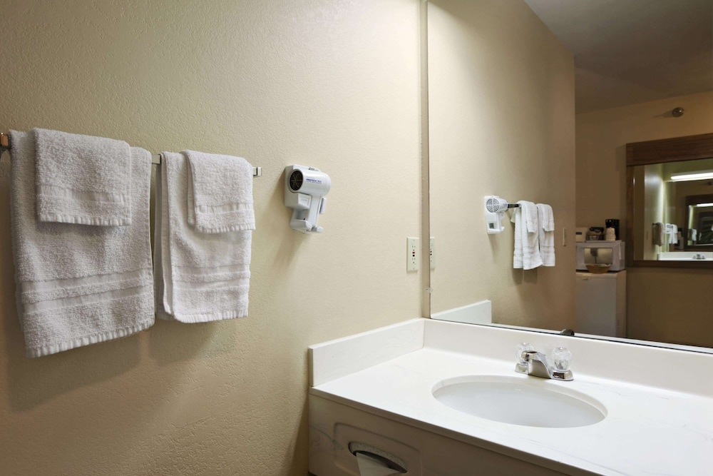 Travelodge By Wyndham Grand Island 7/11