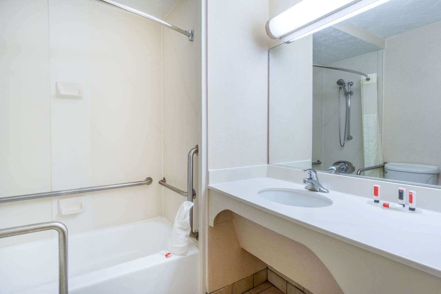 Days Inn by Wyndham Columbus Airport 36/37