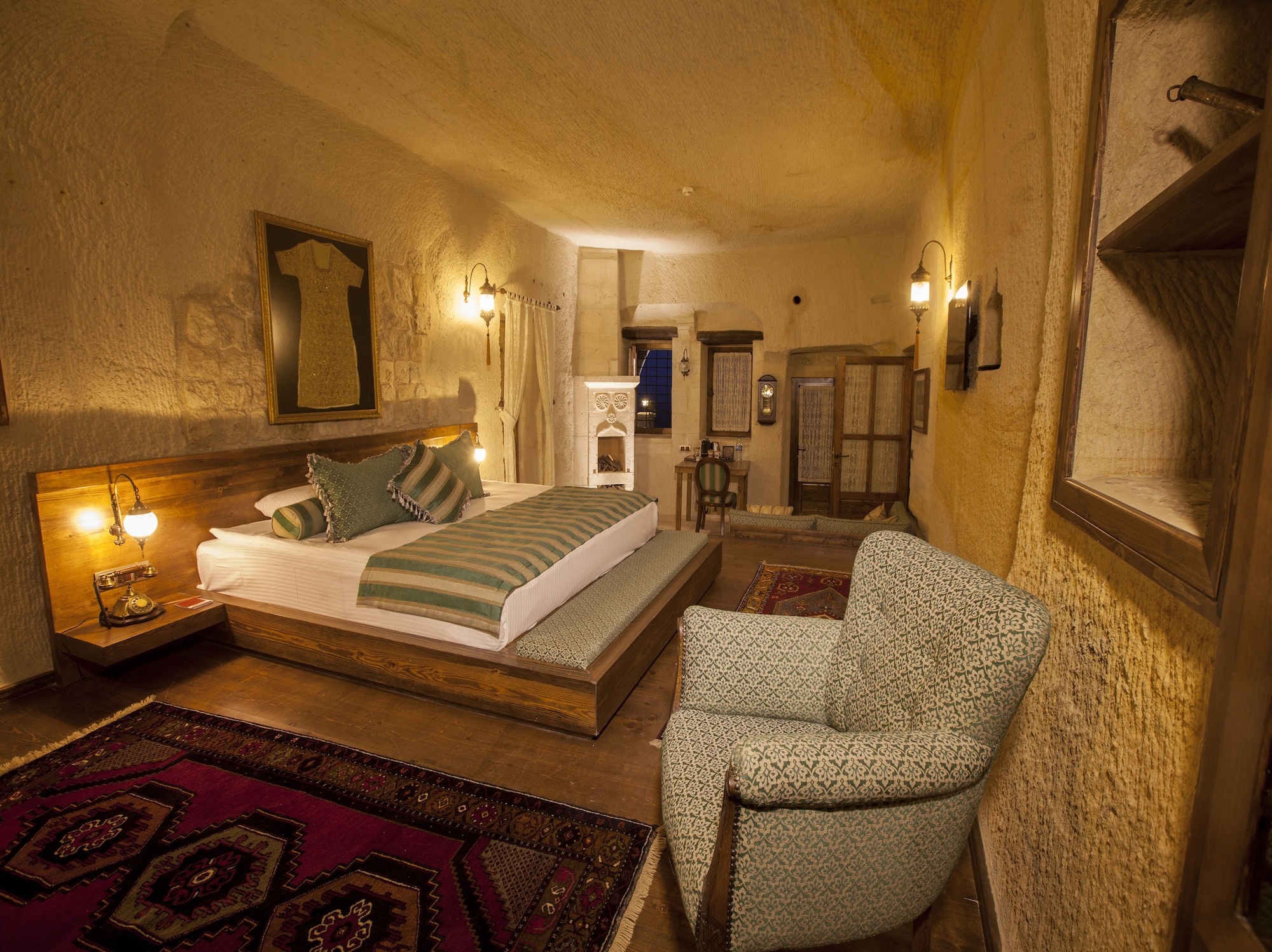 CAVE, ROYAL, SUITE