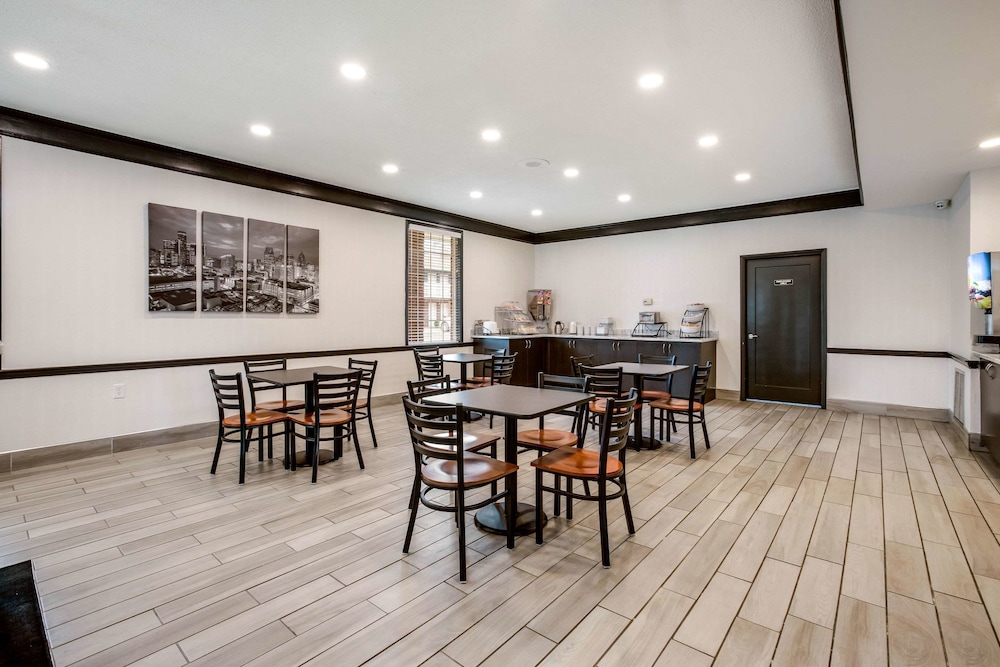 Travelodge by Wyndham Canton/Livonia Area, MI 30/38