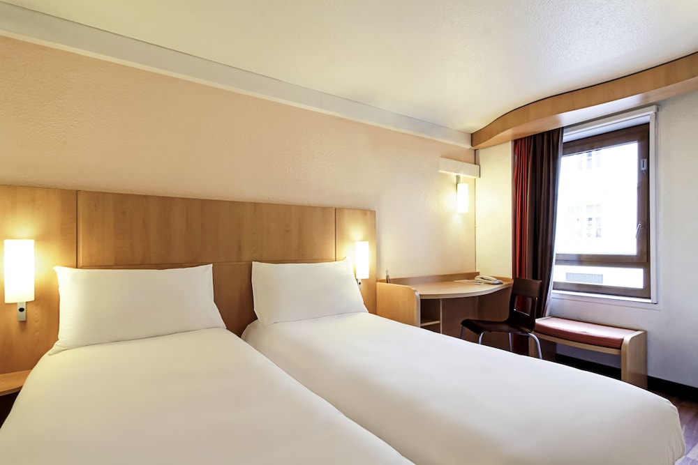 ROOM, TWIN BEDS