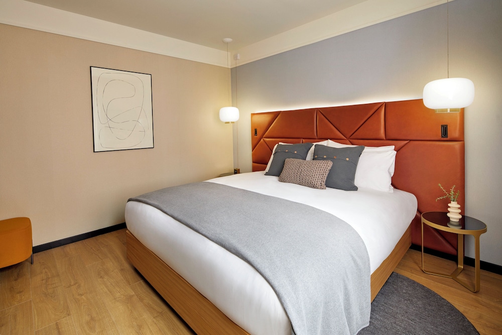 Essential, Queen Bed