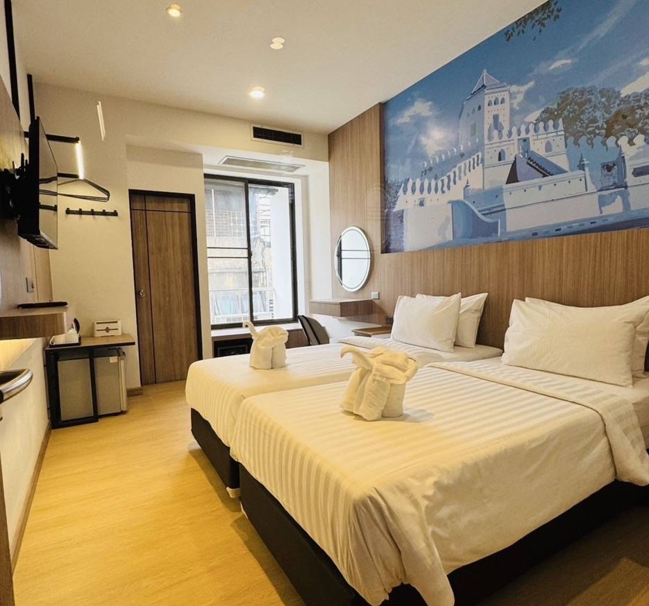 New Deluxe, Twin Beds