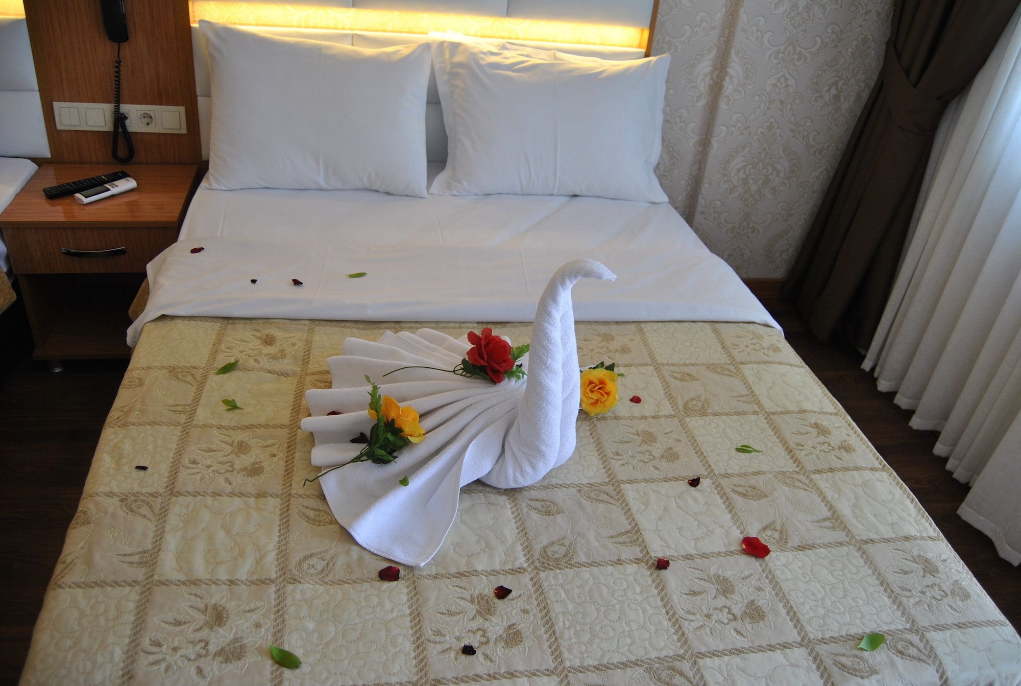 ROOM, SINGLE