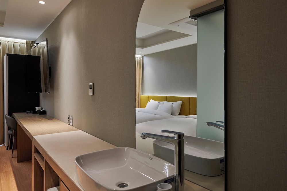 88 Hotel 16/17