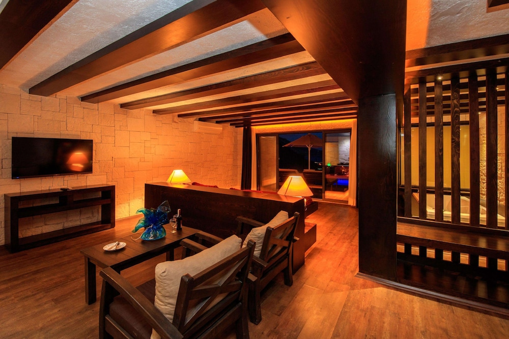 Manaspark Deluxe Hotel 35/50