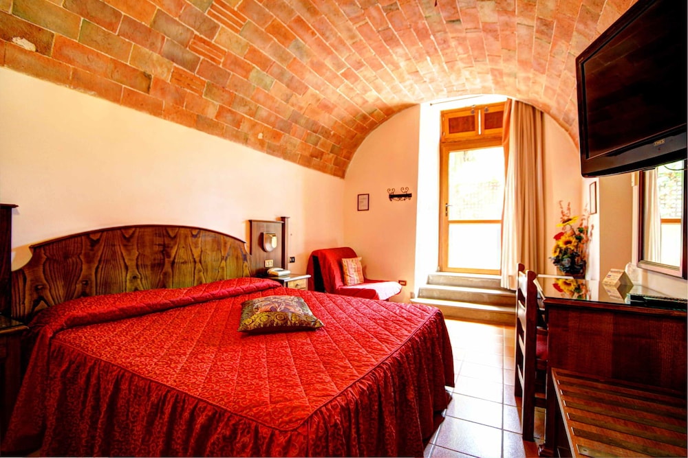 ECONOMY, QUEEN BED