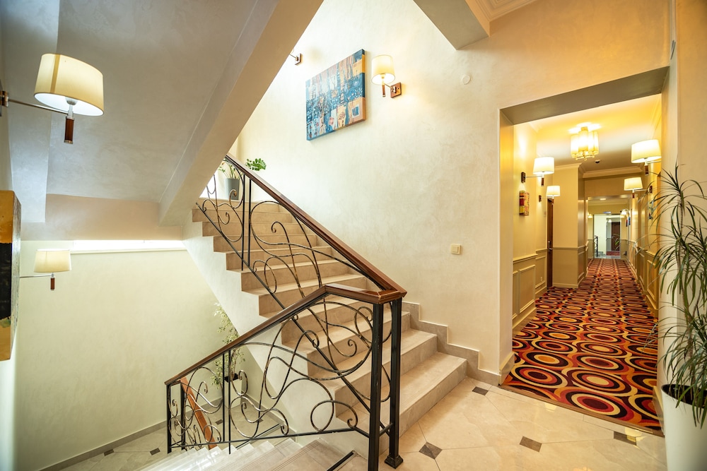 Mildom Hotel 8/36
