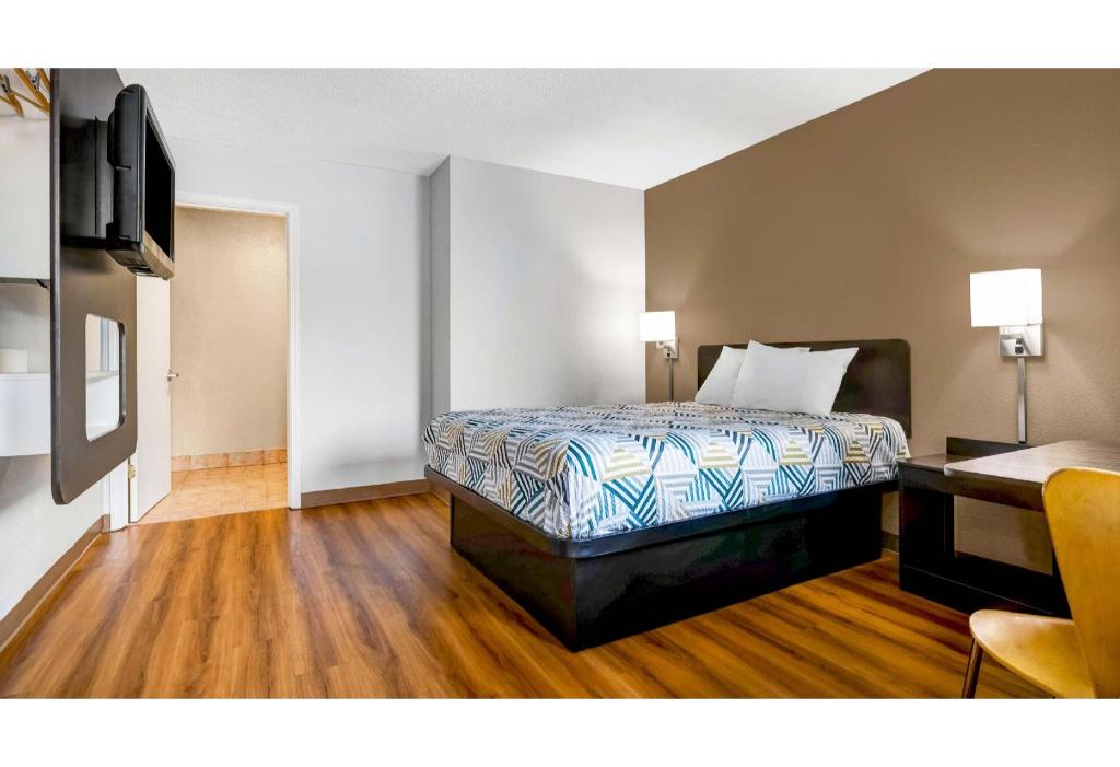 1 Queen Bed - Non-Smoking, Micfridge