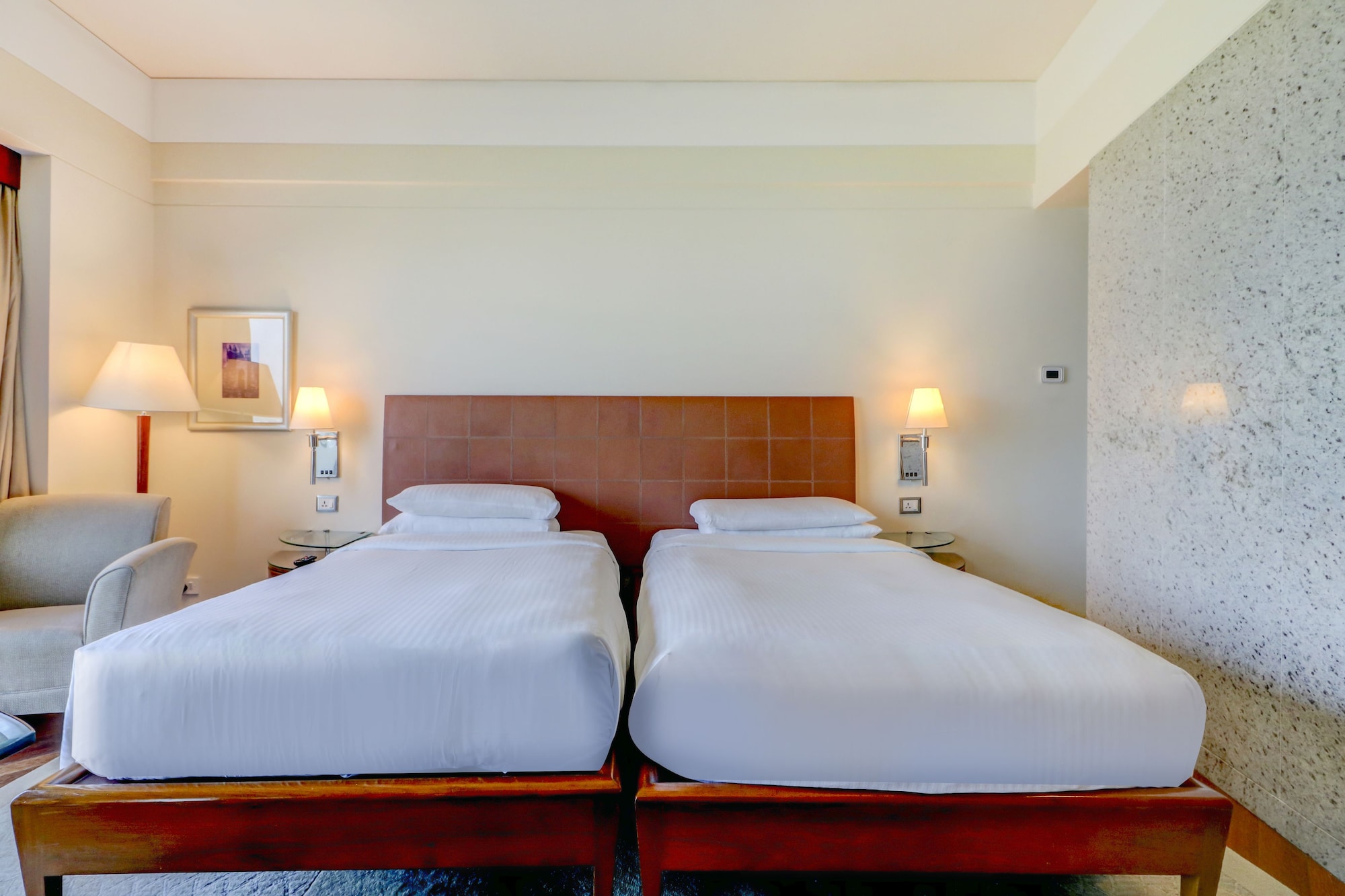 CLUB, TWIN BEDS