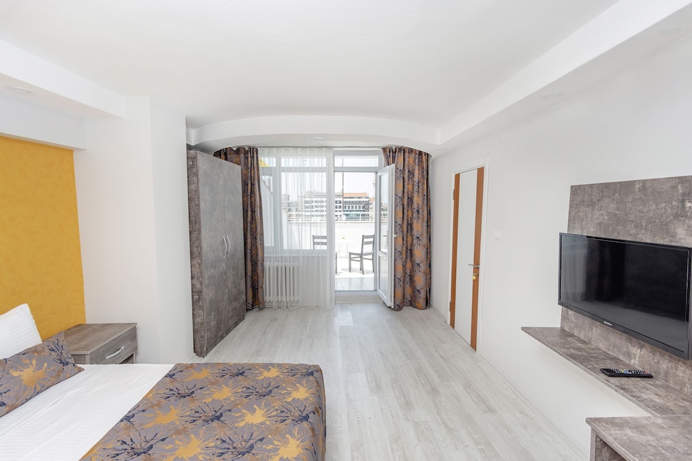 Design, Suite, Queen and Twin Beds
