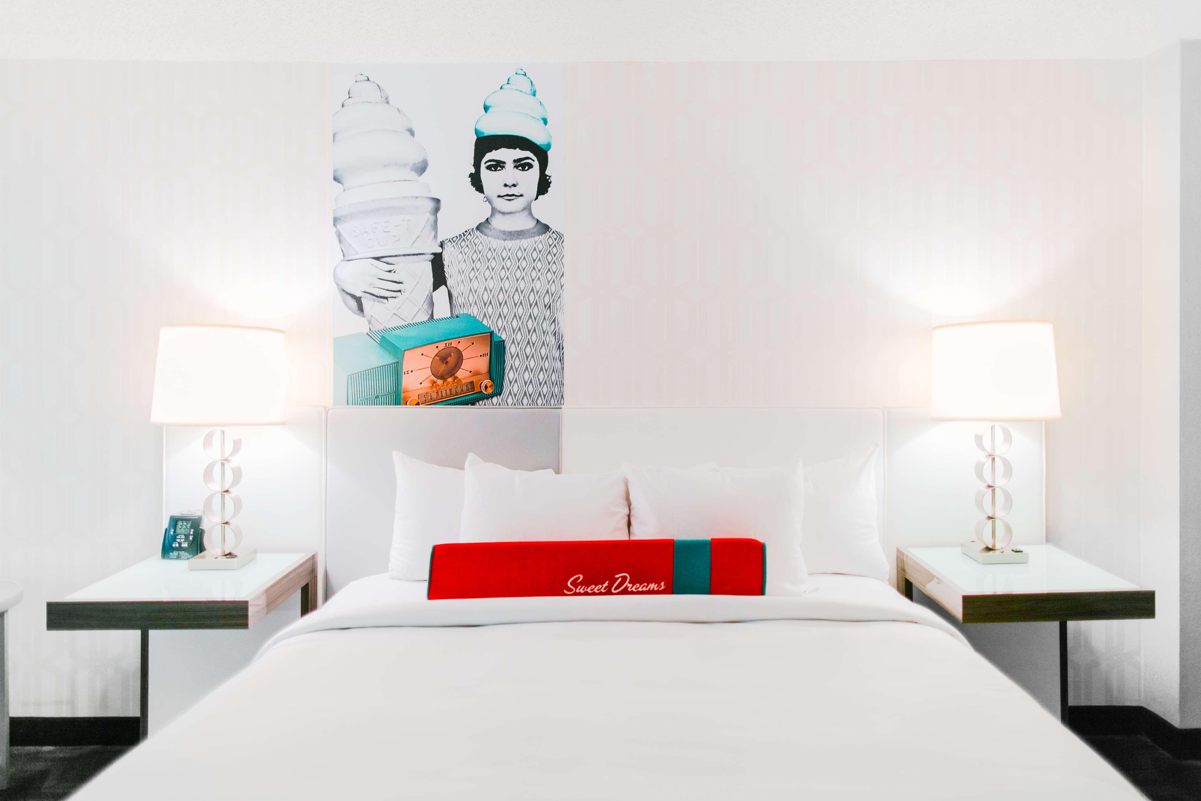 DELUXE, KING BED, CORNER