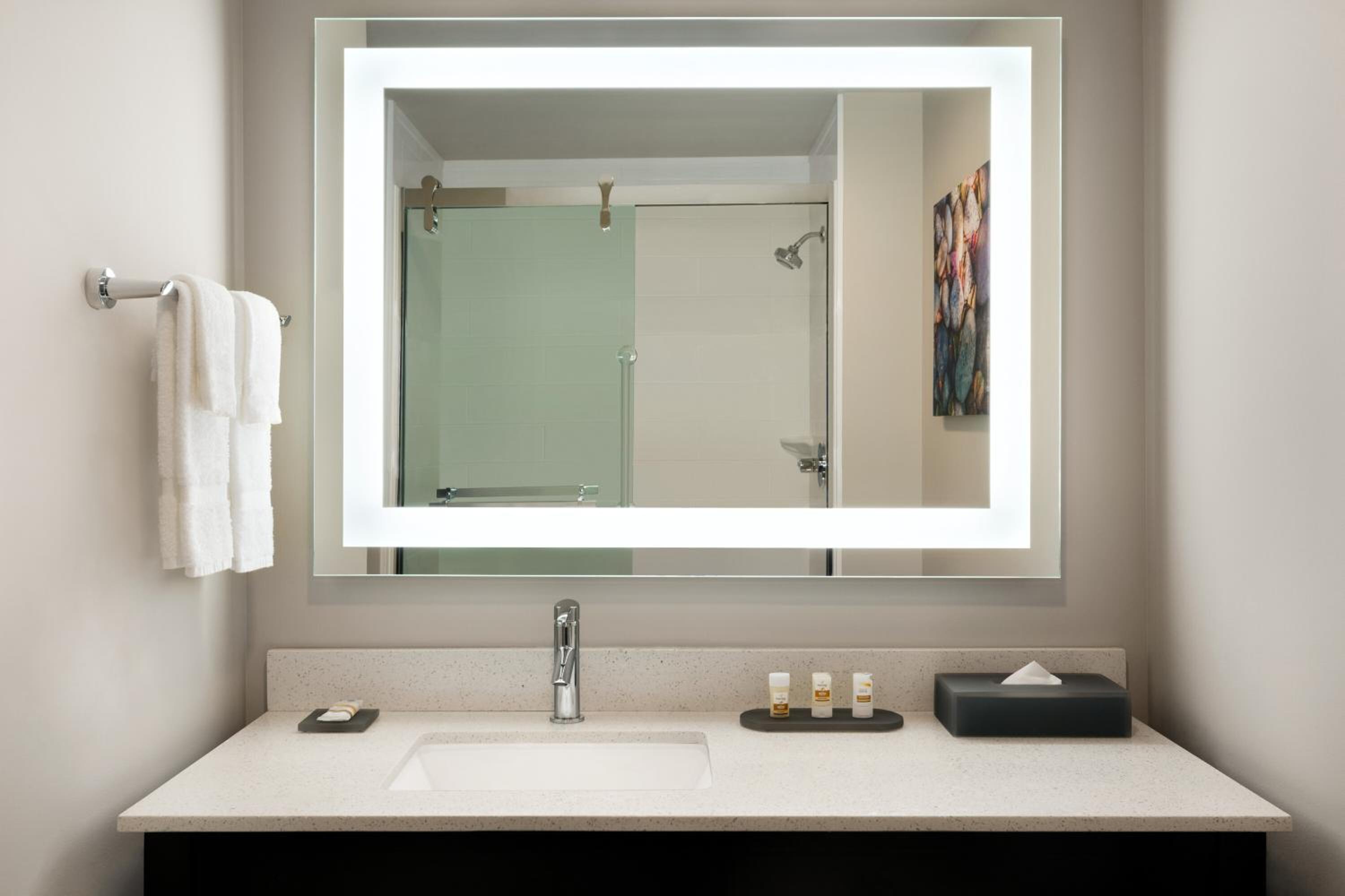 غرفة بسرير كينج بمطبخ صغير، La Quinta Inn And Suites by Wyndham Burlington 6/7