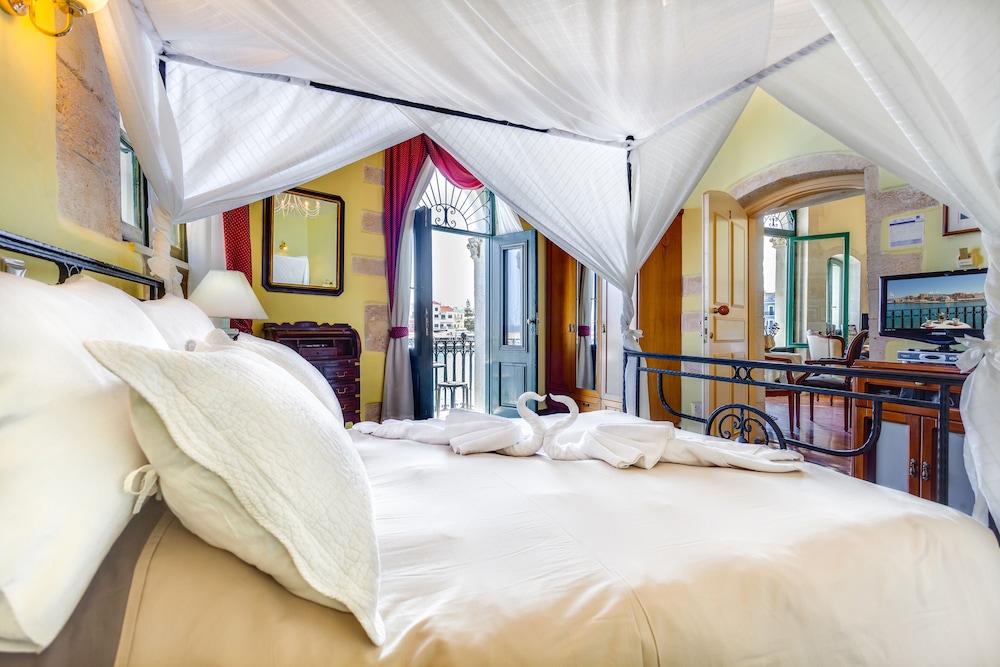 OVAL, DOUBLE BED, SEA VIEW