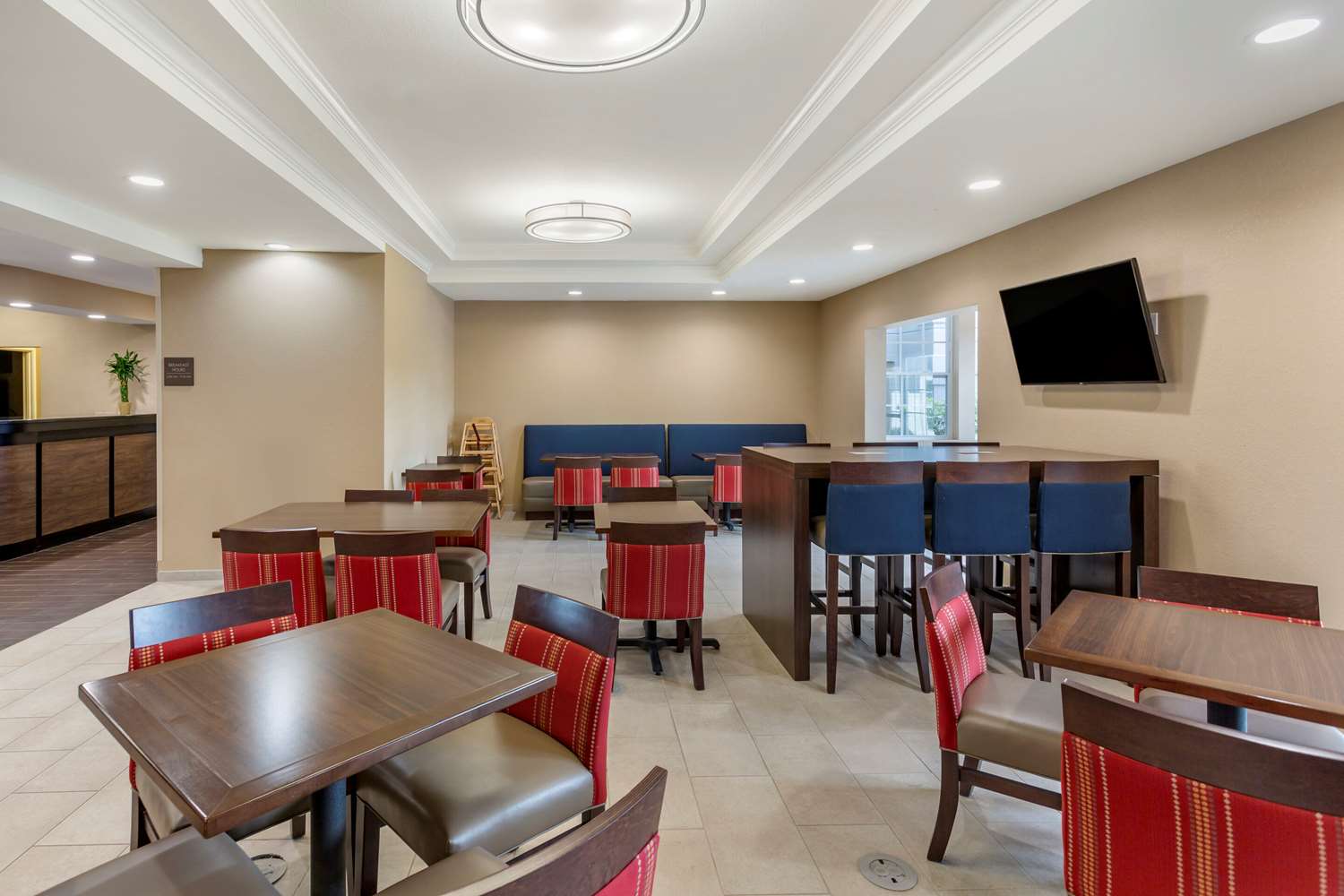 Comfort Suites Clarksville near Governors Square Mall 29/38