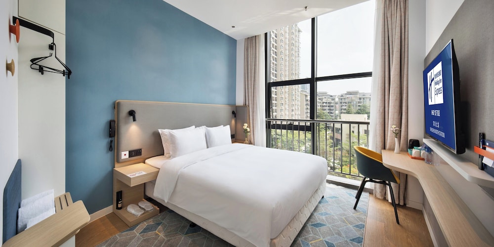 Standard, King Bed, Extra Floor Space