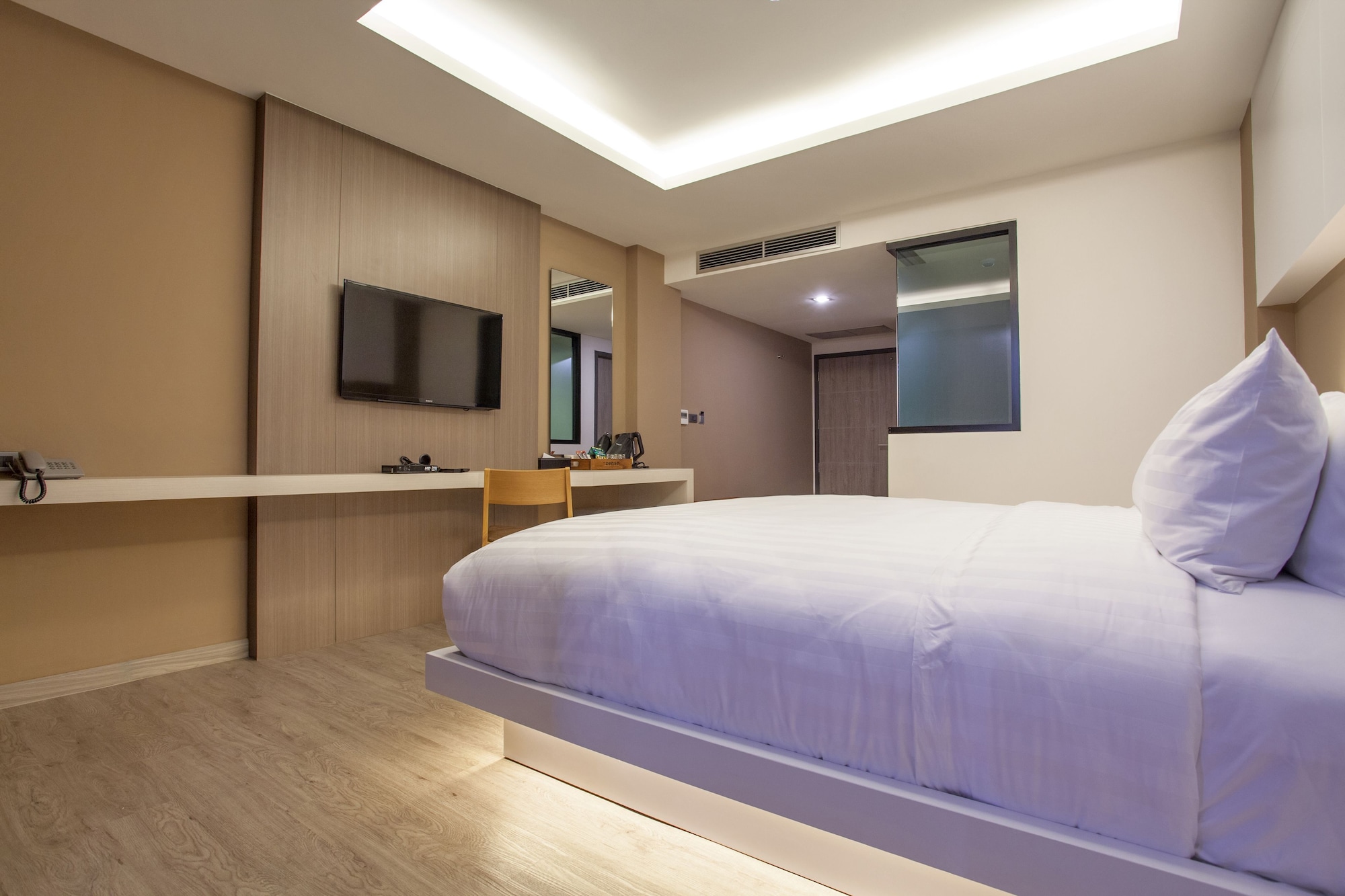 Signature, King Bed, Pool View
