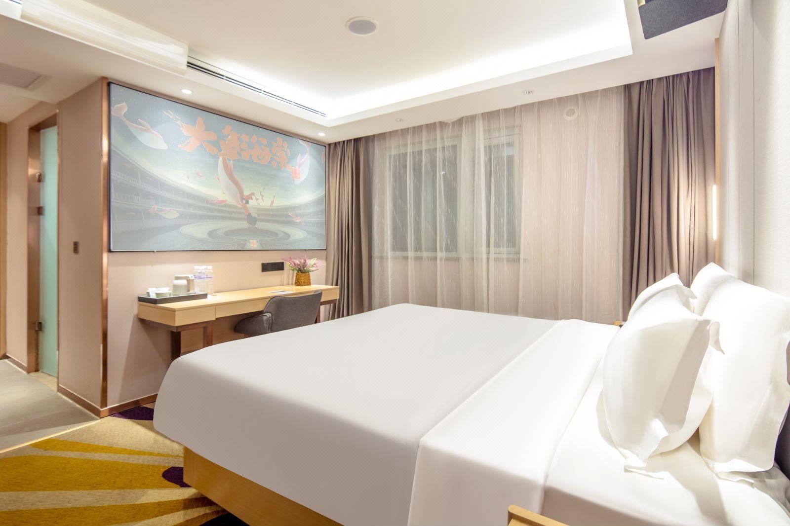 Feature, Superior, Queen Bed