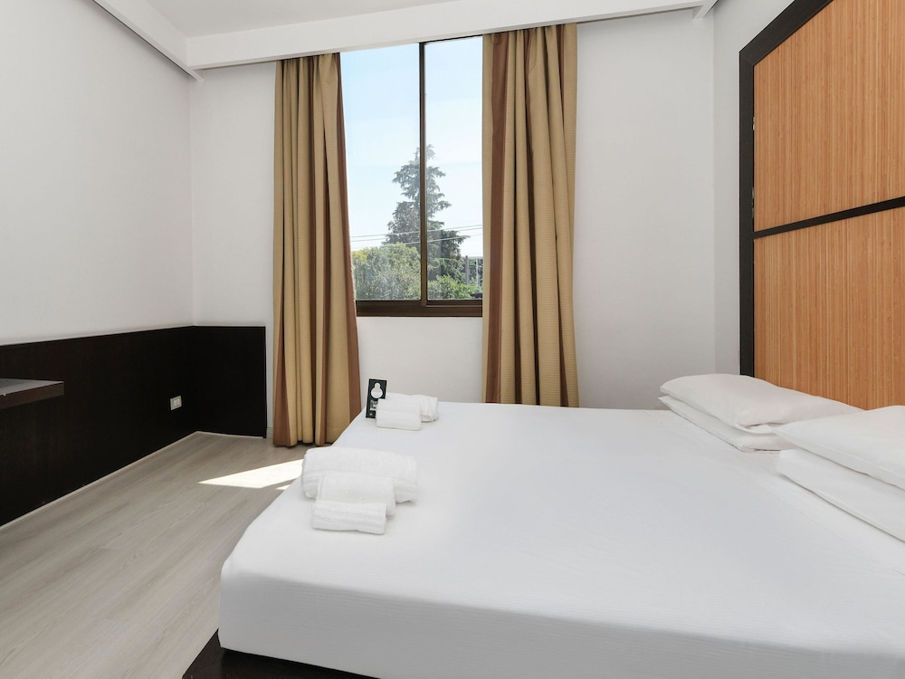 SUPERIOR, QUEEN BED