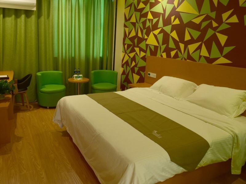 Feature, Queen Bed