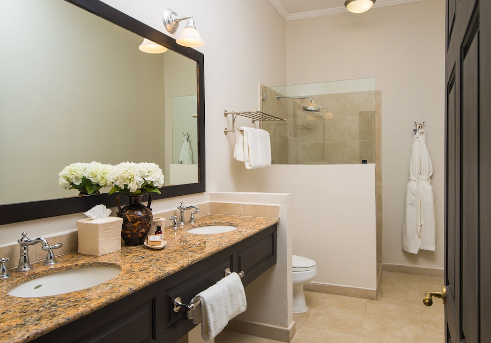 Guest Room, 2 Double Beds, Resort View، The Cliff Hotel 3/3