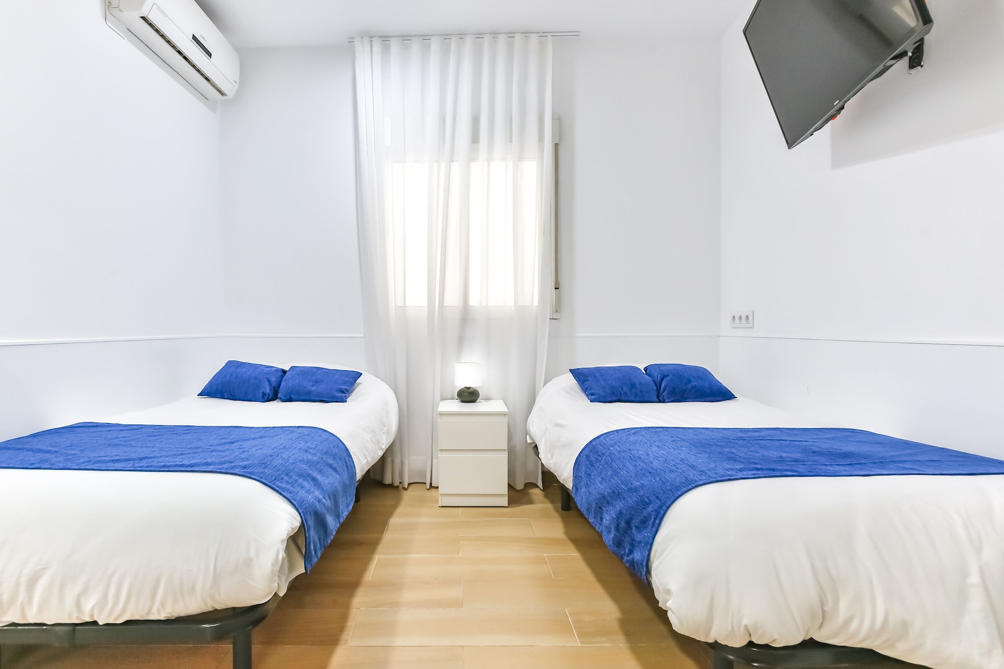 ROOM, TWIN BEDS