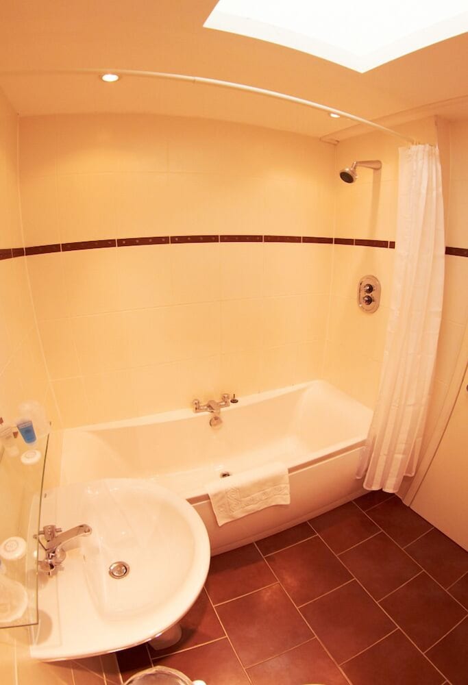 Abbotsford Hotel 24/26