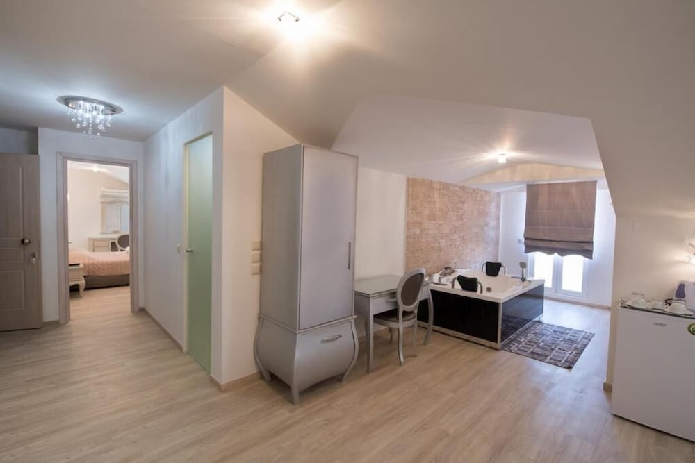 Pirofani Hotel 50/50