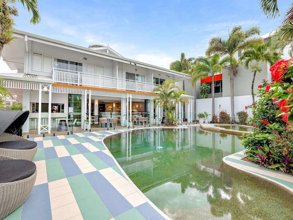 Mercure Cairns 62/64