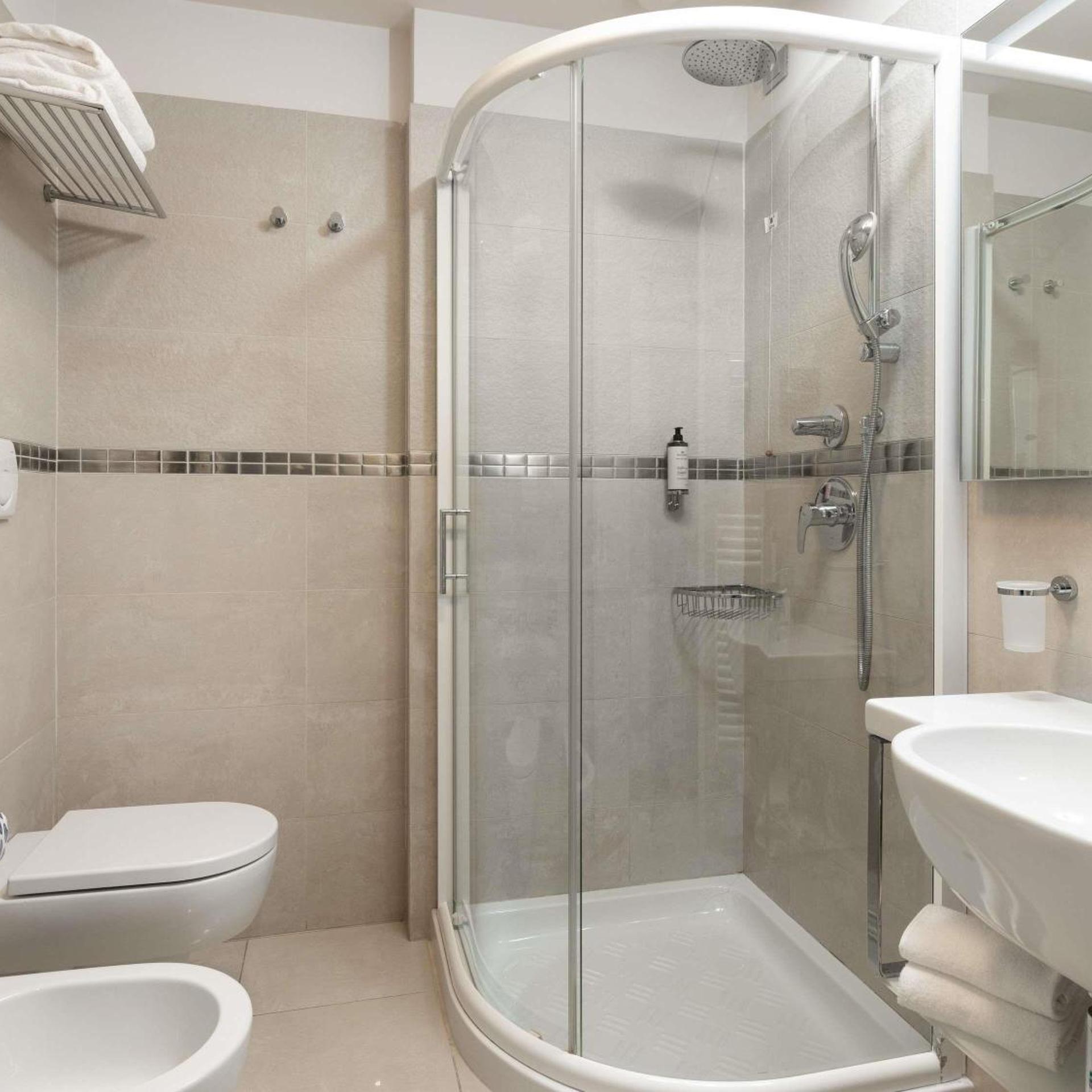 Superior, Double Bed, Side Sea View, Balcony، MERCURE RIMINI ARTIS 8/10