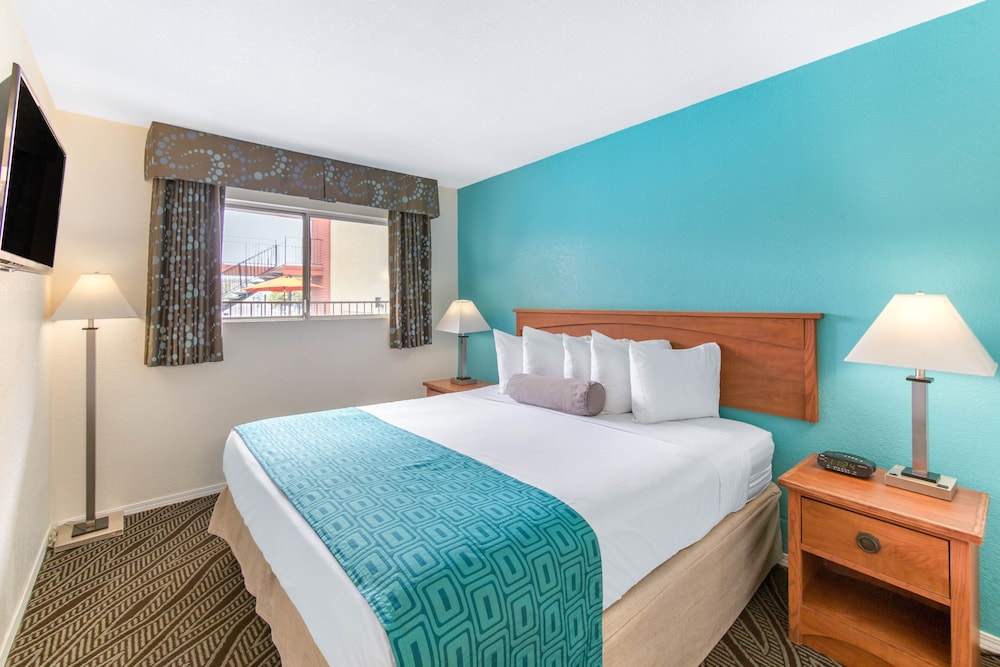 جناح استوديو بسرير كينج مع أريكة بمطبخ، Howard Johnson Suites by Wyndham San Diego Chula Vista/BayFt 3/8