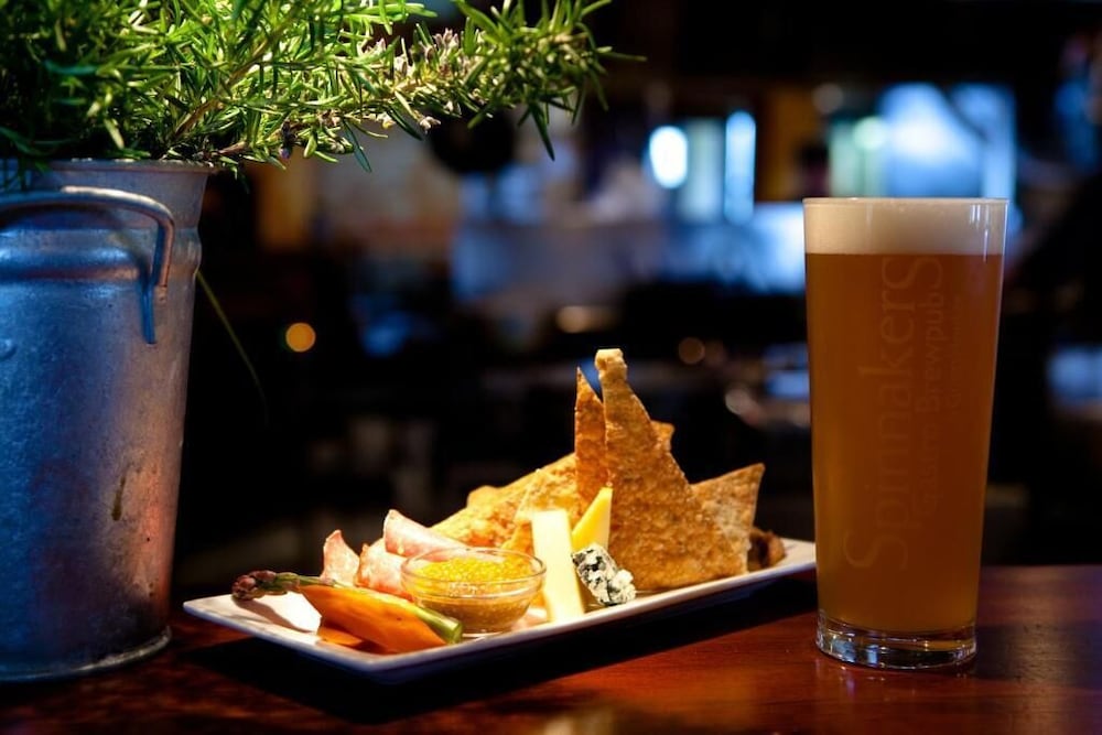 Spinnakers Brew Pub Guest Houses 45/58