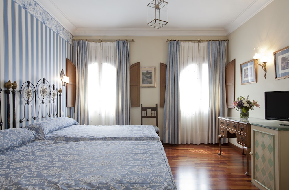 ROOM, DOUBLE OR TWIN BED
