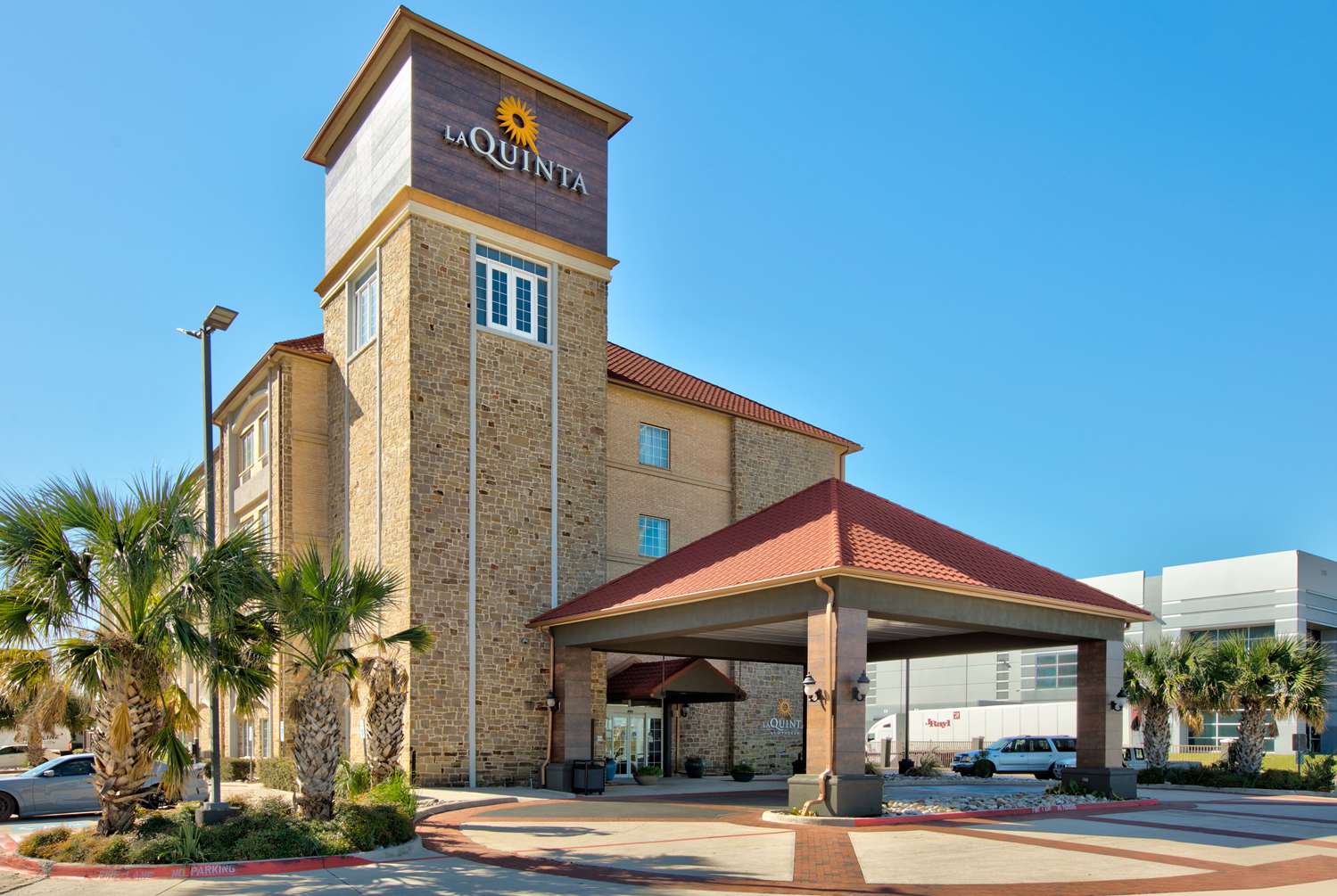 La Quinta Inn & Suites by Wyndham Dallas Grand Prairie South 8/44