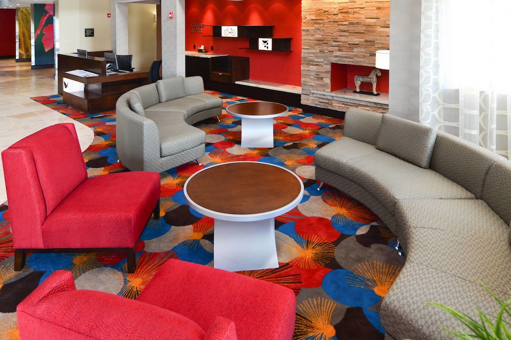 Fairfield Inn and Suites by Marriott North Spring 17/27