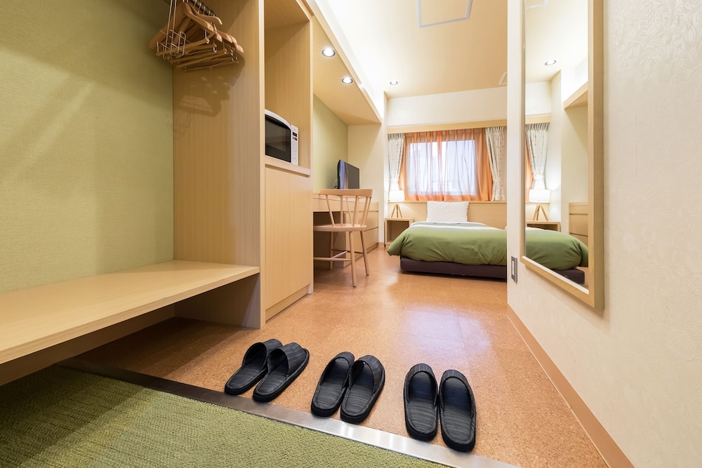 Akasaka Yoko Hotel 52/65