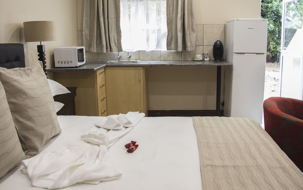 Airport Gardens Boutique Hotel 6/68