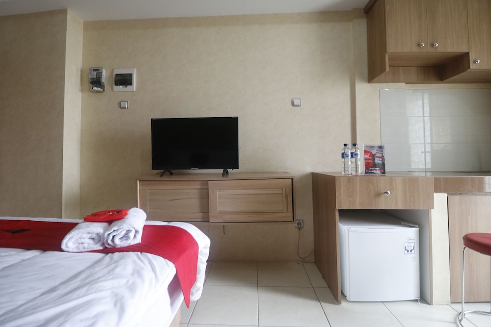 RedDoorz Apartment @ Green Lake View Ciputat 10/18