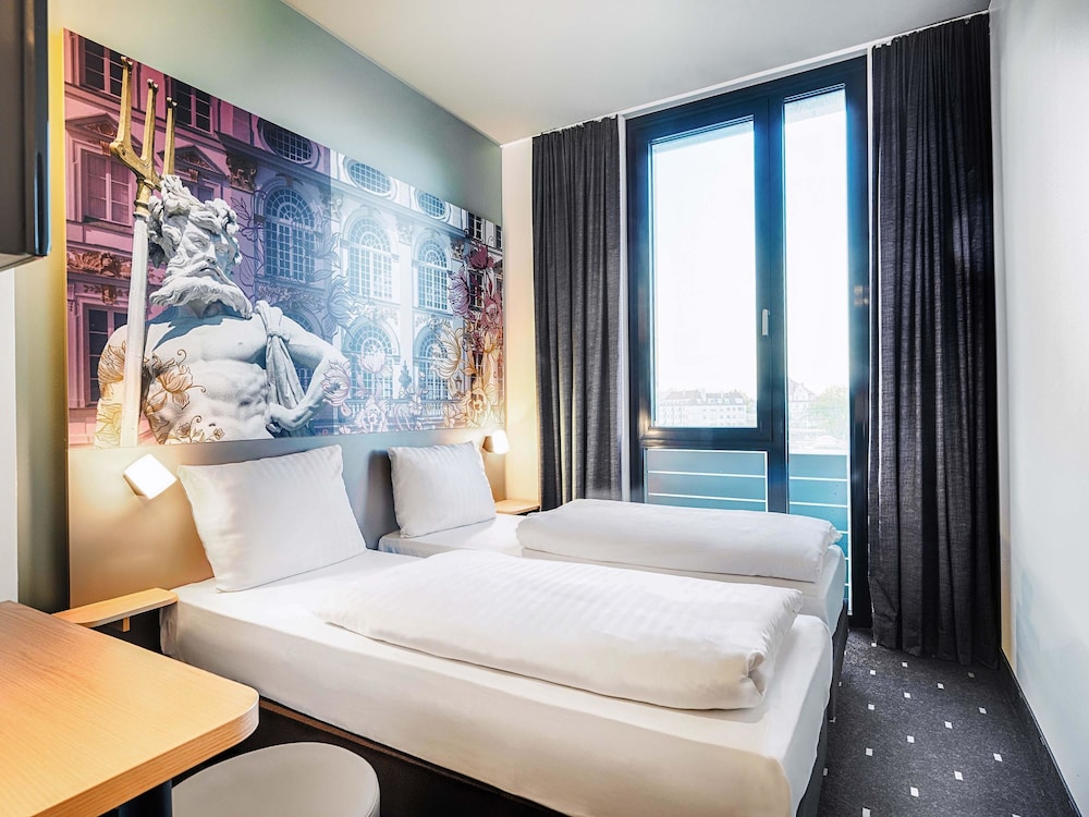 ROOM, TWIN BEDS