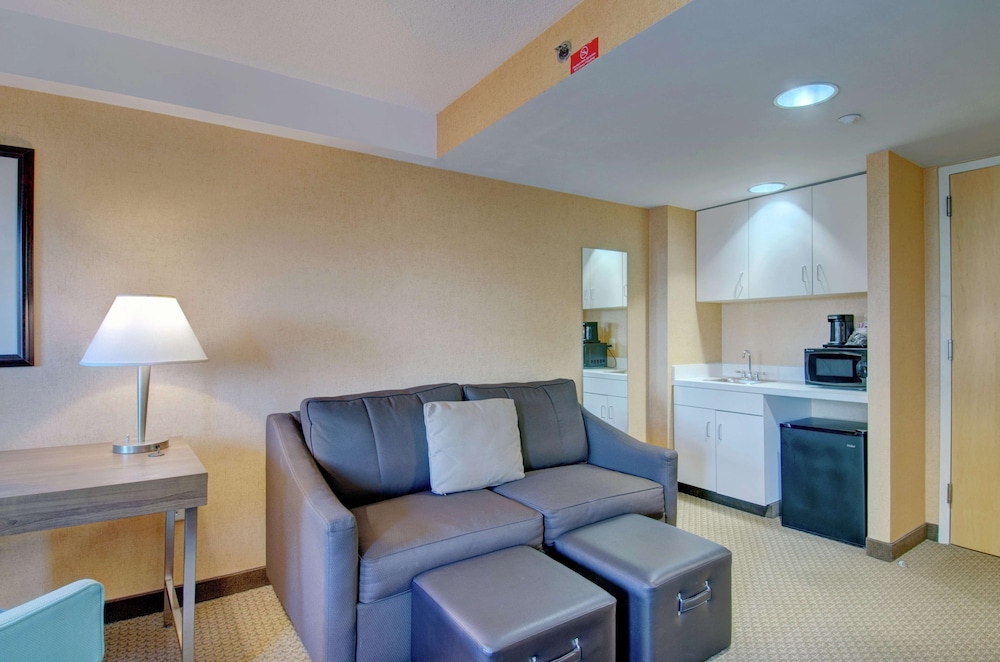 Hampton Inn and Suites Boston-Crosstown Center 39/49
