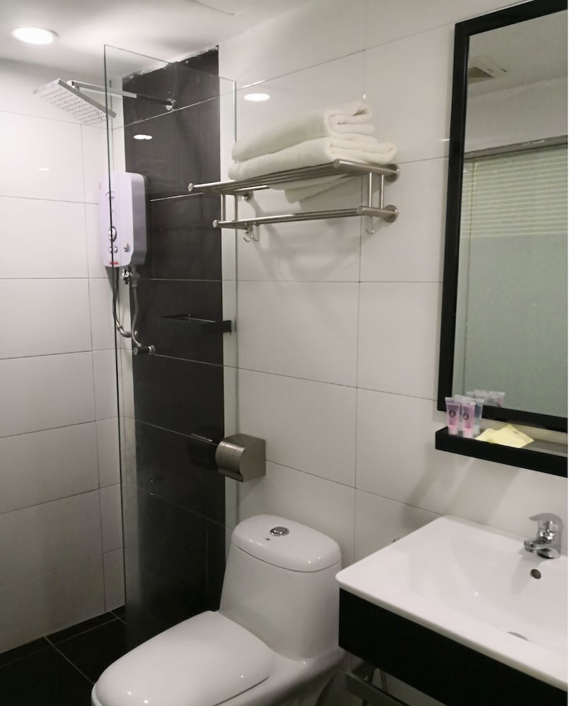 J SUITES HOTEL 24/47