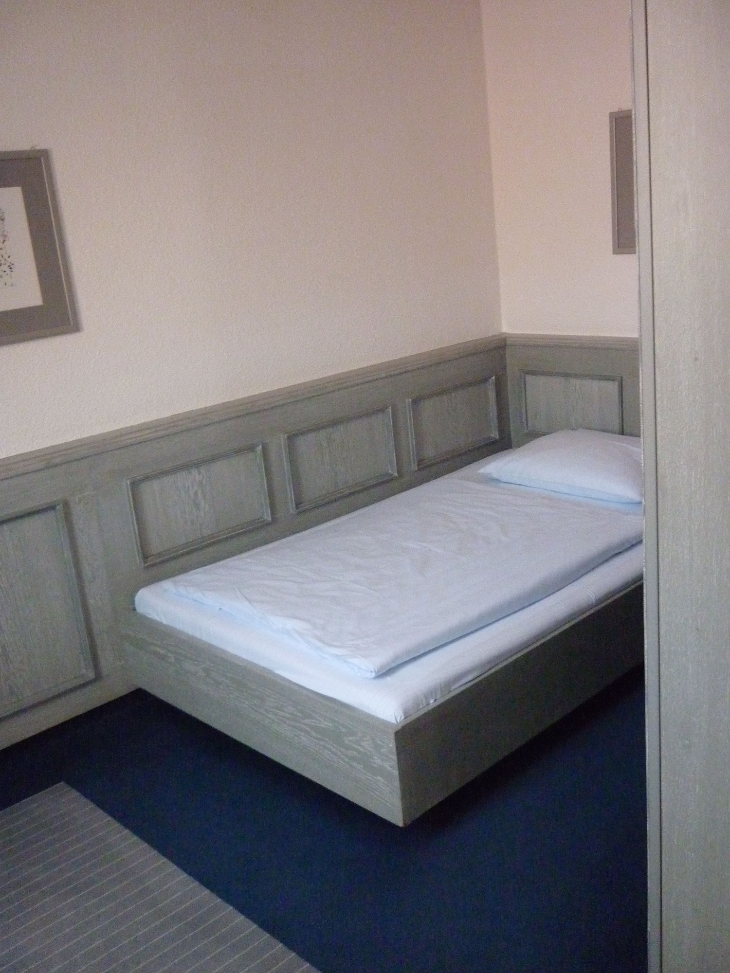 ROOM, SINGLE