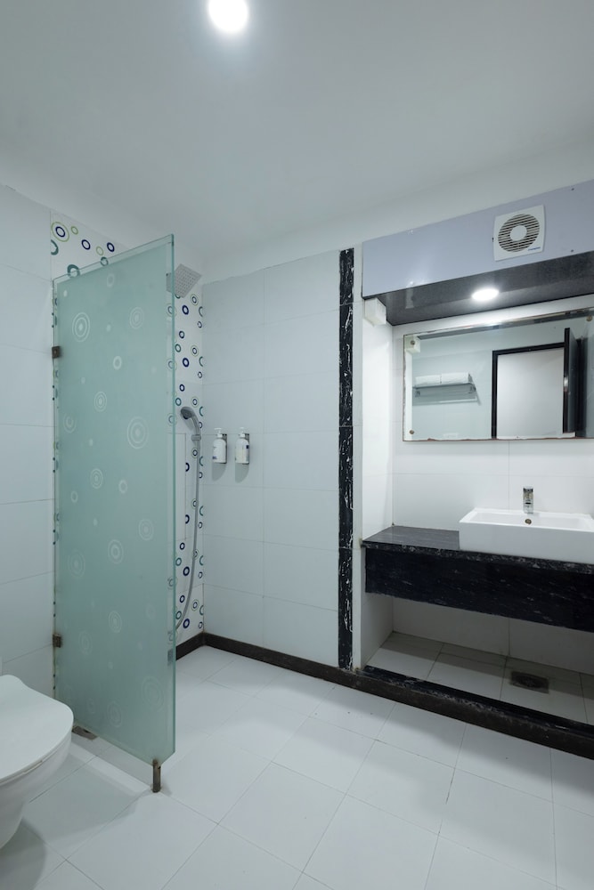 Capital O 33294 Hotel Sapphire Regency (Ex. Sapphire Regency) 50/50